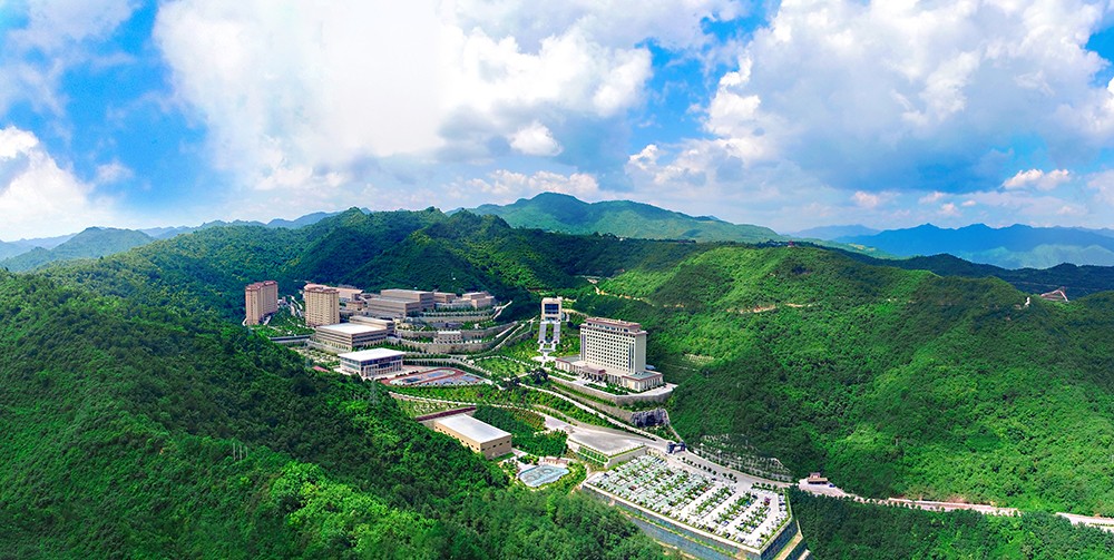 202205281653714185337842.jpg 圖1:綠樹掩映中的金徽礦業股份有限公司 拷貝.jpg