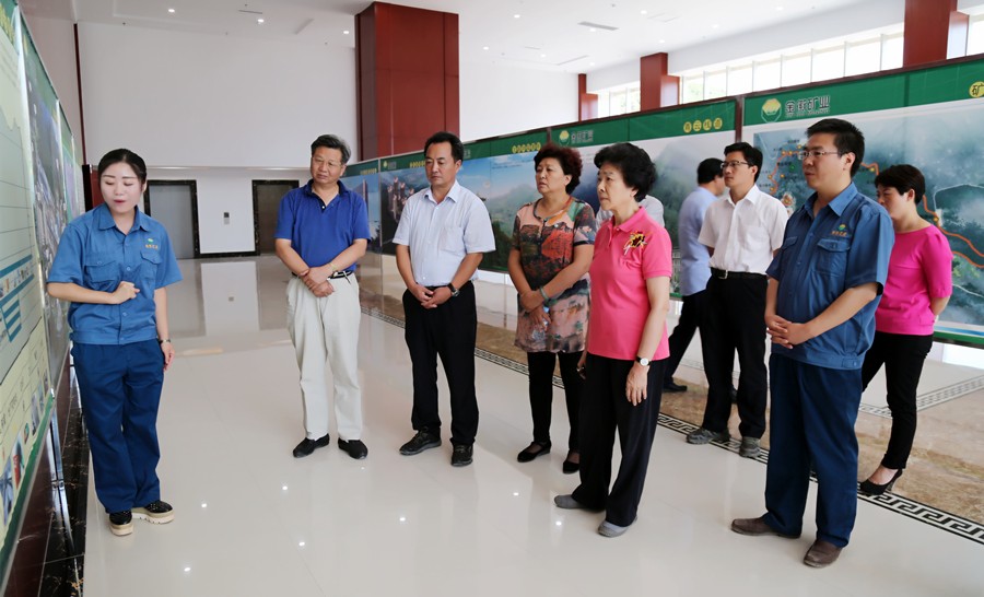1-2015年8月，全國政協(xié)副主席、中國科學(xué)院院士王志珍一行蒞臨金徽股份調(diào)研。.jpg