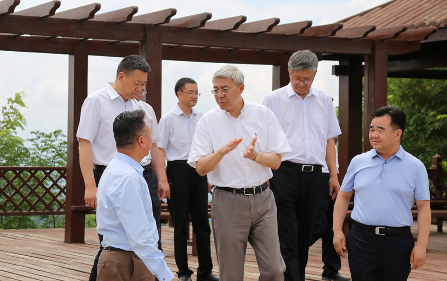 7-2021年7月，中共中央委員、時任甘肅省委書記尹弘蒞臨金徽股份調(diào)研指導(dǎo)防災(zāi)減災(zāi)和綠色礦山建設(shè)情況。.jpg