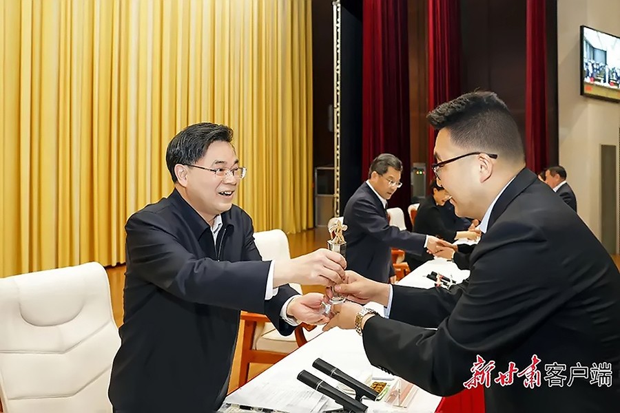 2-2023年5月，省委書記、省人大常委會主任胡昌升為金徽礦業(yè)旅游景區(qū)授“全省文化旅游發(fā)展突出貢獻集體獎”。.jpg