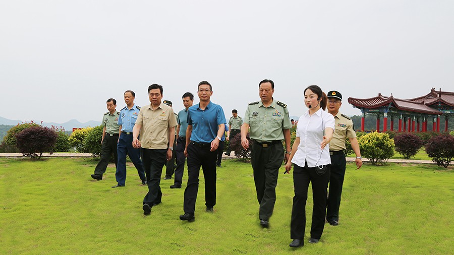 17-2020年7月，省委常委、省軍區(qū)司令員王文清蒞臨金徽股份調(diào)研企業(yè)編兵和綠色礦山建設(shè)工作是表示：金徽股份將民兵作為企業(yè)應(yīng)急救援力量的一員，充分發(fā)揮了民兵作用，立起了在企業(yè)編兵的標桿。.jpg
