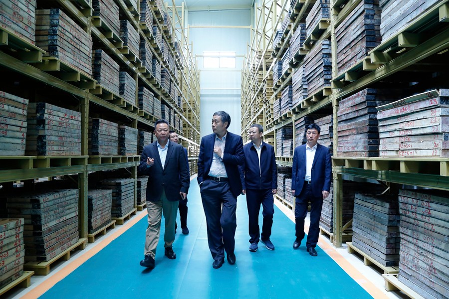 55-2019年4月，全國綠色礦山建設(shè)標準解讀與經(jīng)驗交流研討會——綠色礦業(yè)發(fā)展萬里行（隴南站）活動在金徽股份舉辦。中國礦業(yè)聯(lián)合會黨委書記、會長彭齊鳴出席主持會議，并就金徽股份的綠色礦山建設(shè)情況進行調(diào)研。.jpg