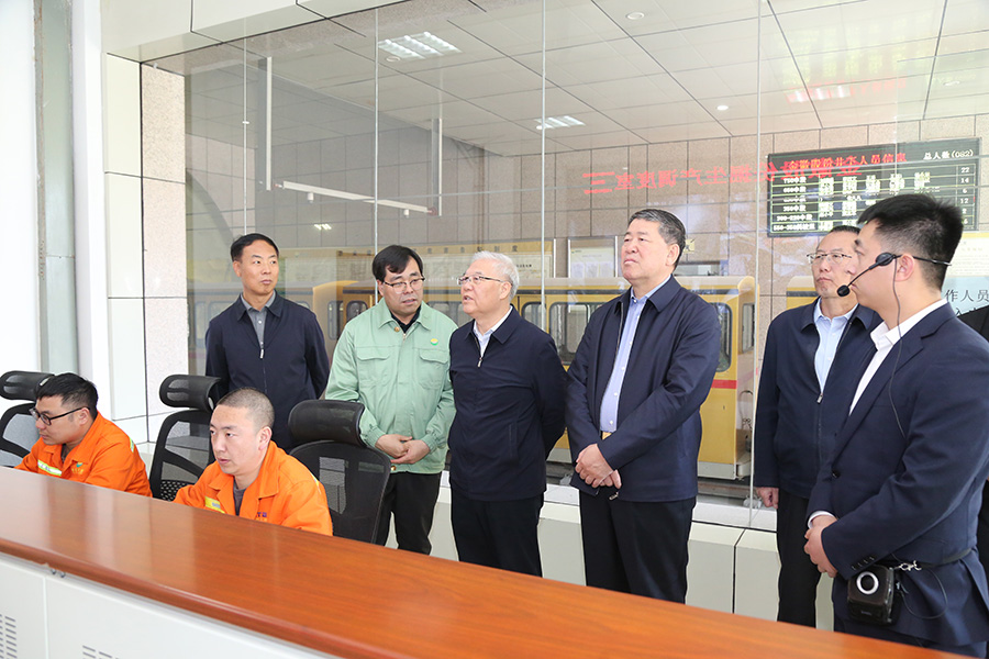 全國政協(xié)常委，省政協(xié)副主席，民進中央常委、甘肅省主委尚勛武調(diào)研金徽股份時強調(diào)，要加強科技創(chuàng)新與人才培養(yǎng)。-900.jpg