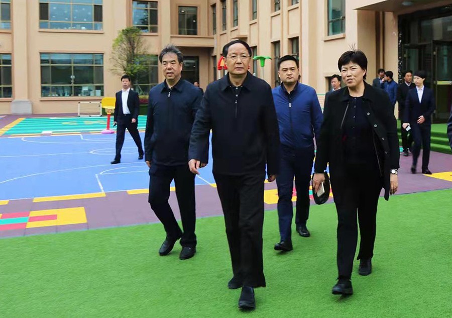 5.2018年4月，時任省政協(xié)主席、黨組書記歐陽堅蒞臨金徽企業(yè)視察-900.jpg